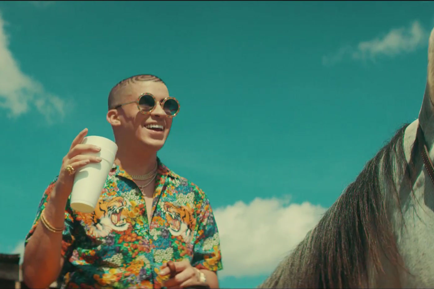 Bad Bunny sigue imparable y estrena "Tu No Metes Cabra"