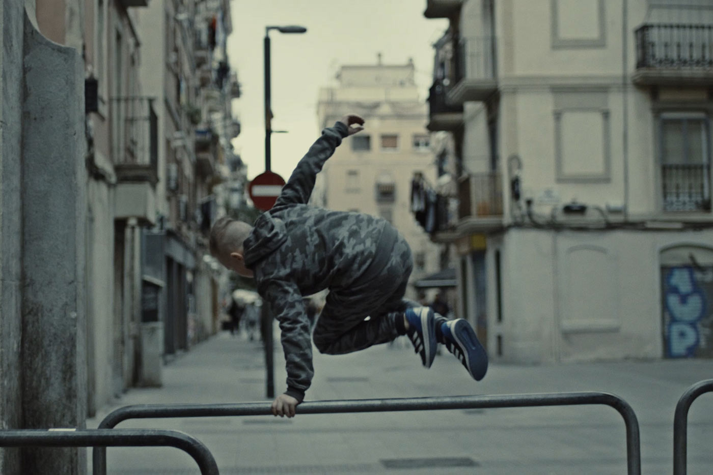 Calle, infancia y luz: estrenamos el nuevo videoclip de Juli Giuliani