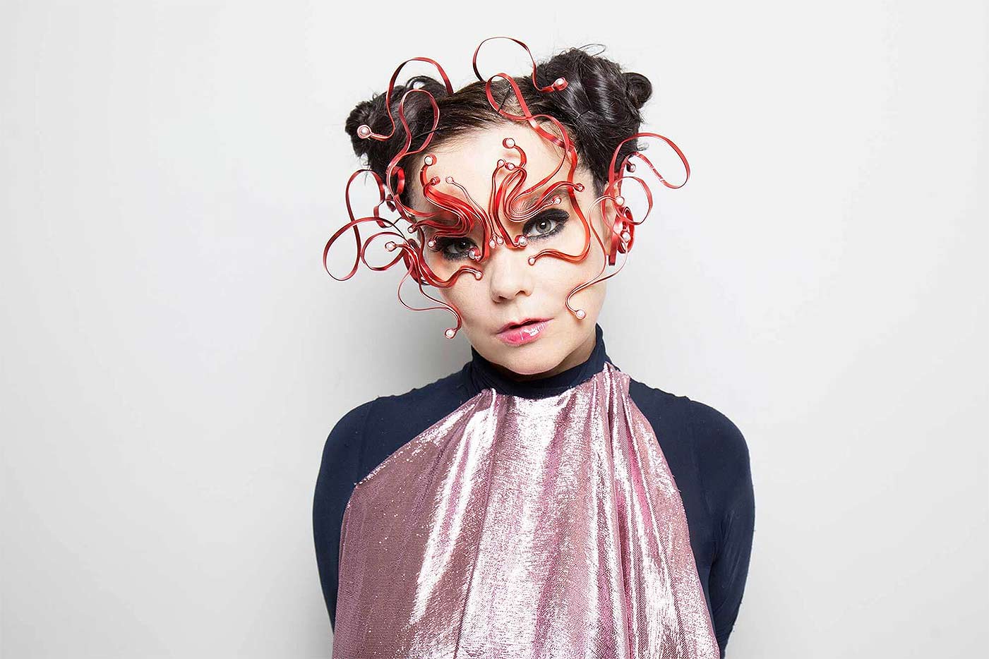 Björk lanzará una versión en directo de "Utopía" con más flautas