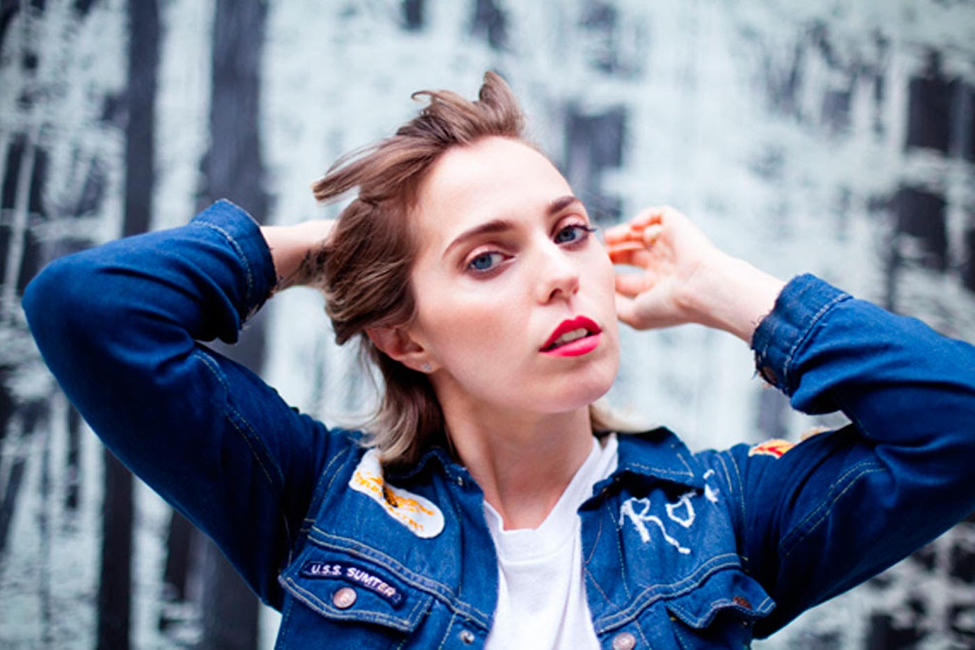 U.S. Girls baila en tiempos de guerra con su nuevo vídeo, "Mad As Hell"