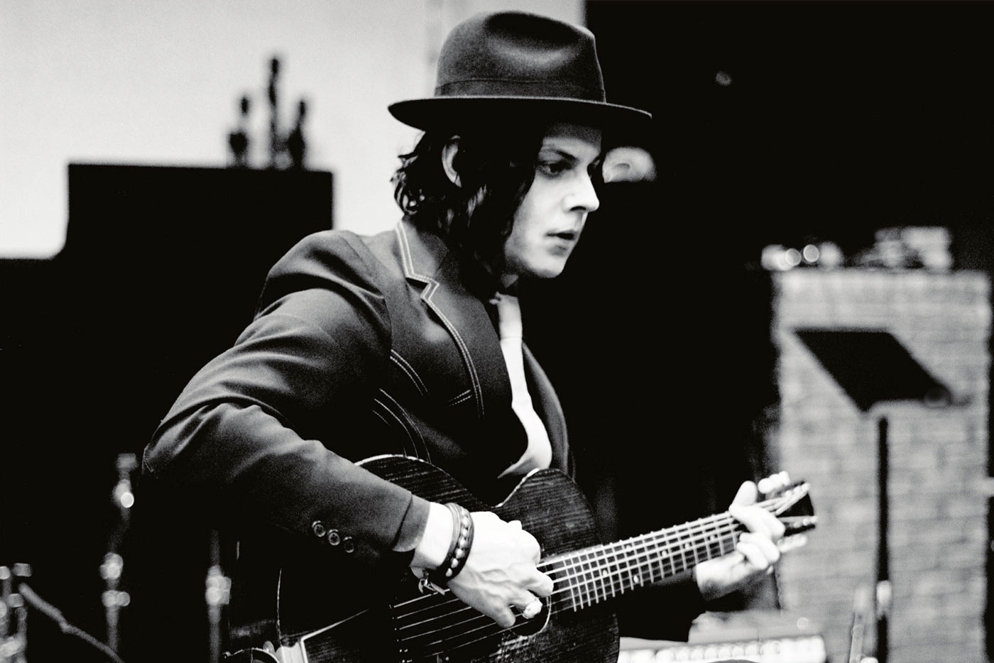 Jack White anticipa nuevo material con un crítpico vídeo