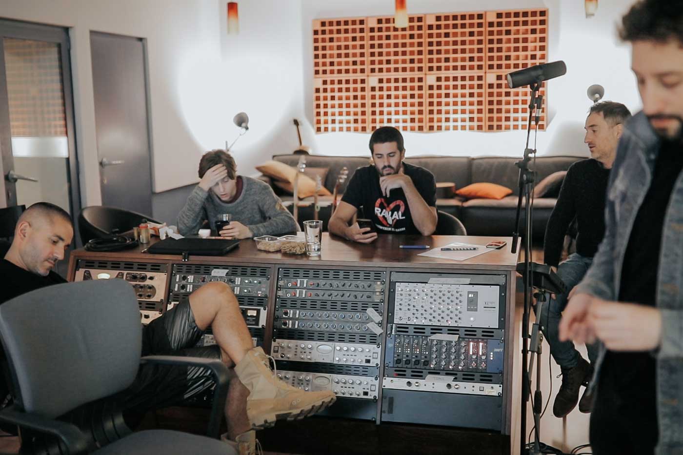 Visitamos a La Pegatina en el estudio de grabación