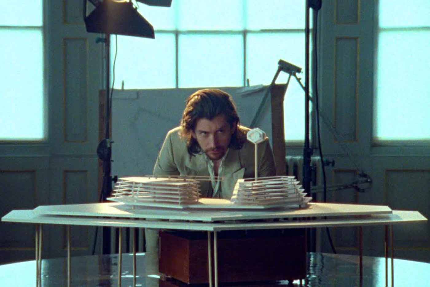 Arctic Monkeys estrenan vídeo para "Four Out of Five"