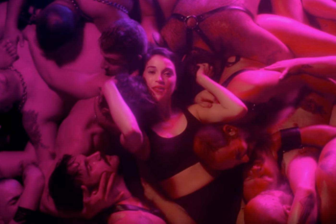 St Vincent estrena un videoclip gay y sudoroso para "Fast Slow Disco"