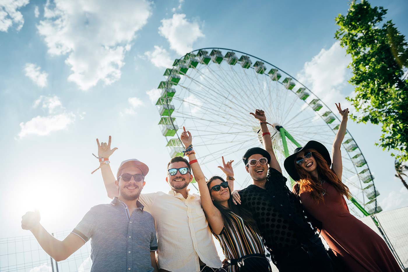 Cobrar por irse de festival, el trabajo del verano con Festivaleando con Brugal