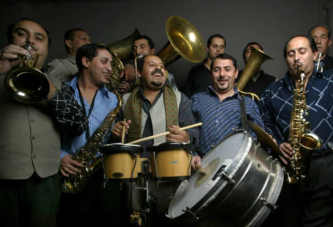 Fanfare Ciocarlia saca brillo a sus metales en Charamburu