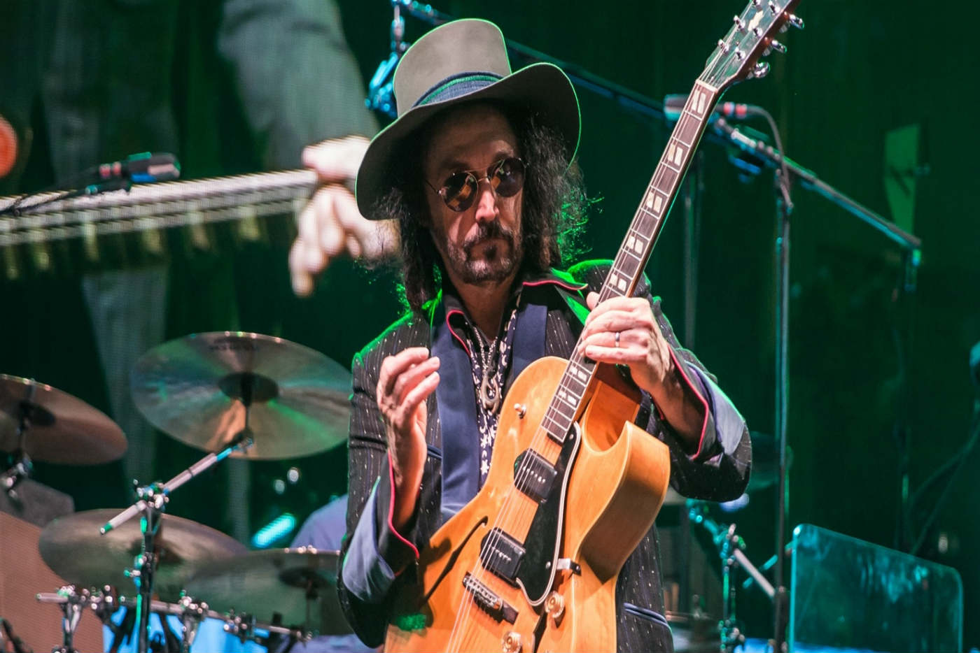 Mike Campbell graba una jam en el baño con Eddie Vedder y Neil Finn