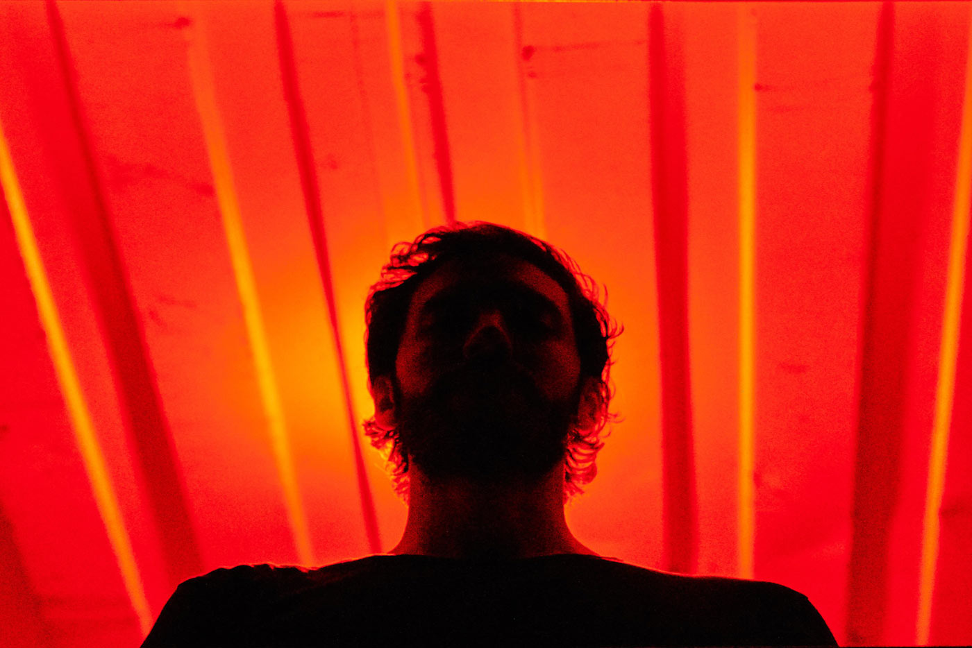 Nicola Cruz alude al fuego en su nuevo adelanto "Arka"