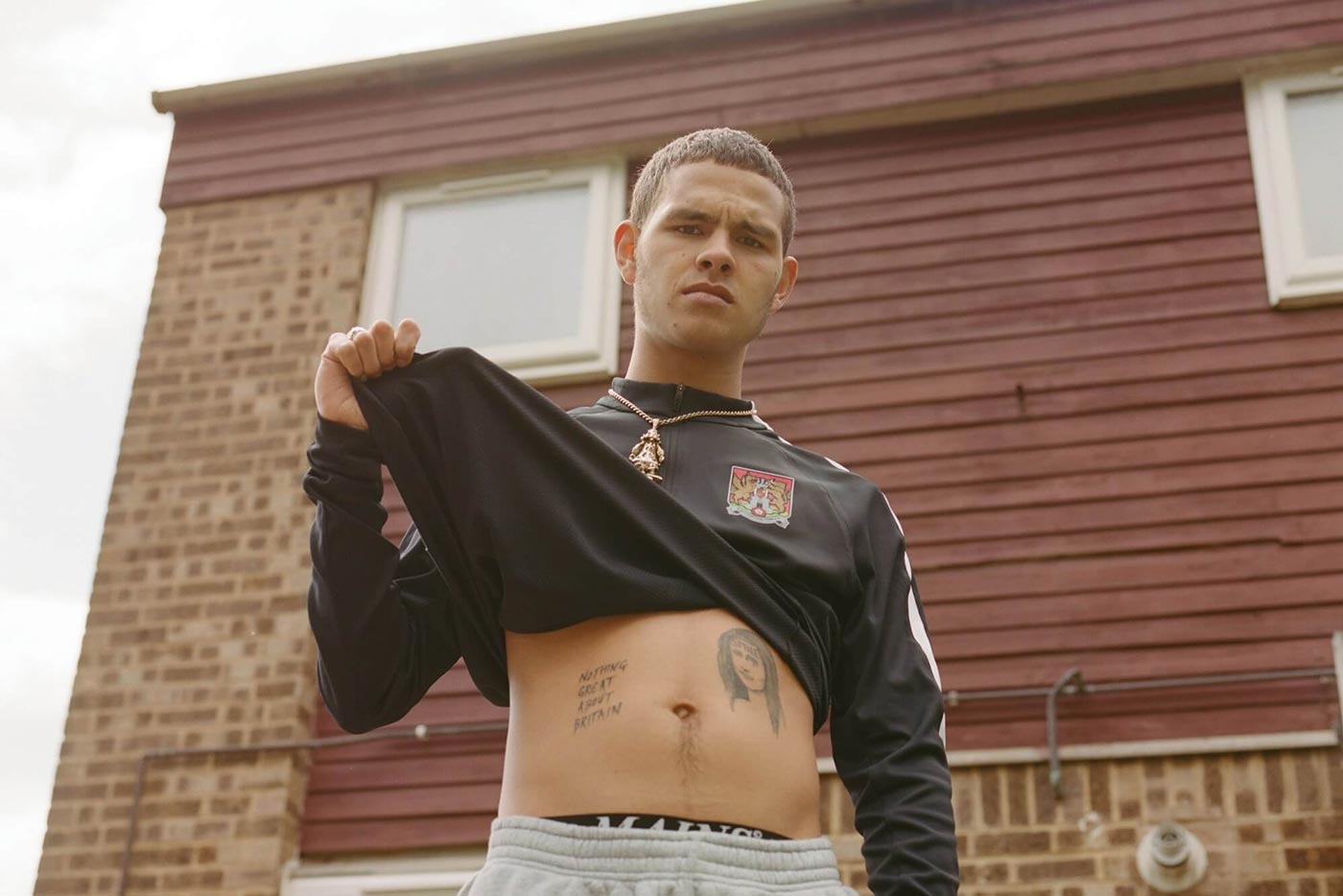Mura Masa saca el lado más punk de slowthai en "Doorman"