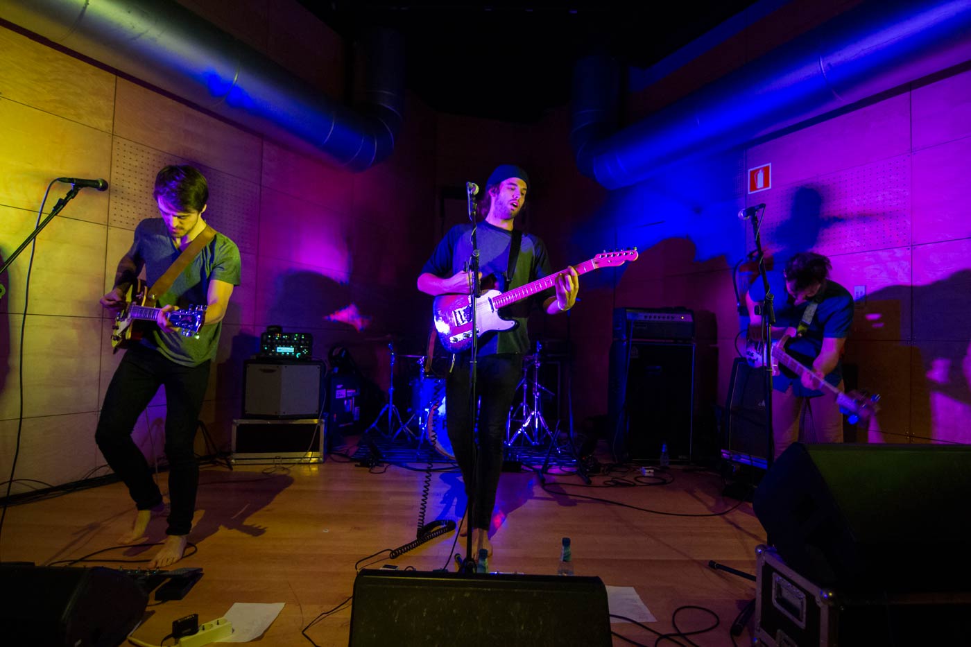 Descalzos sobre la hojarasca