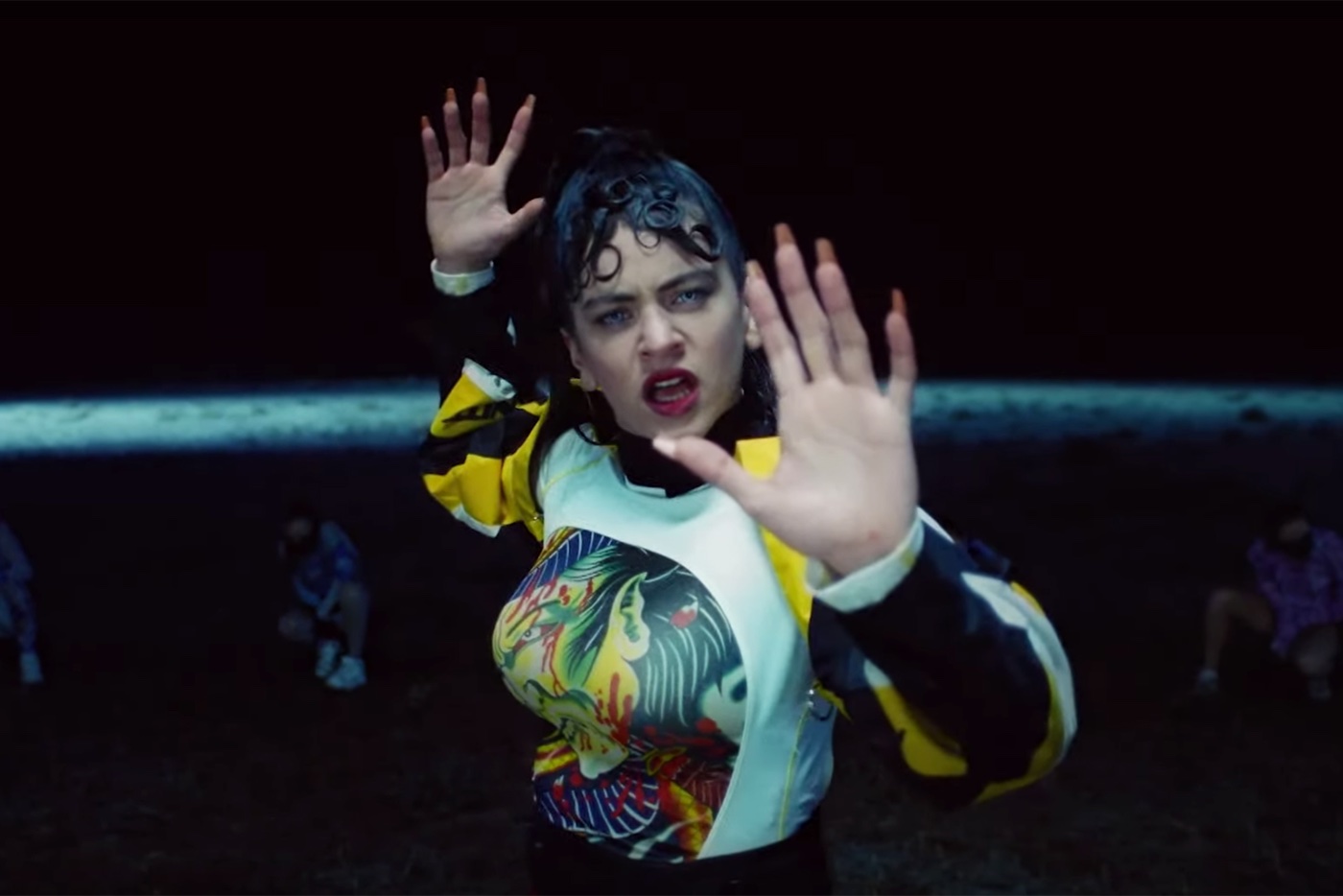 Las motos y el fuego protagonizan el nuevo videoclip de Rosalía