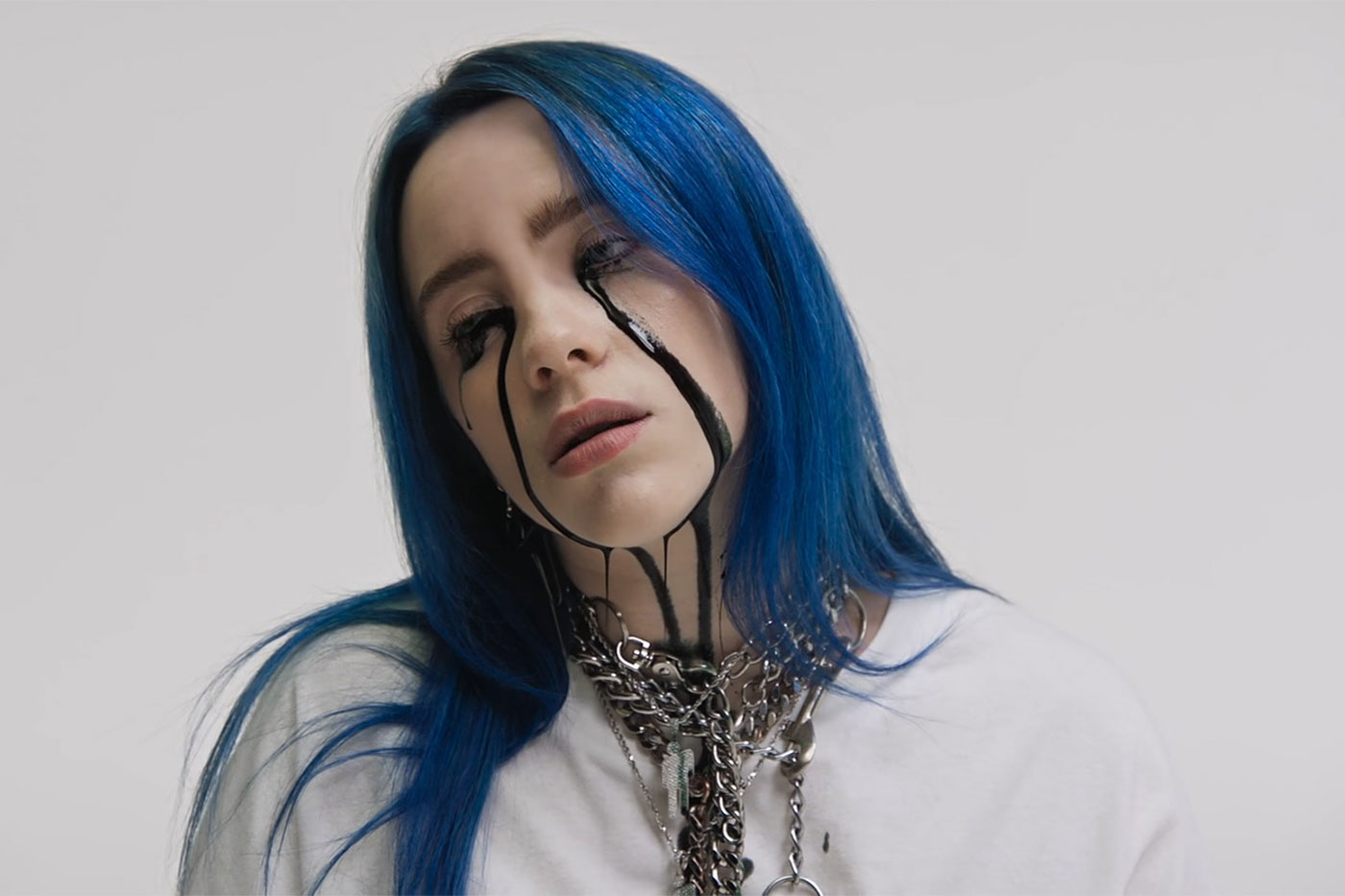 Billie Eilish's blue hair and outfit at the 2019 Lollapalooza Music Festival - wide 8