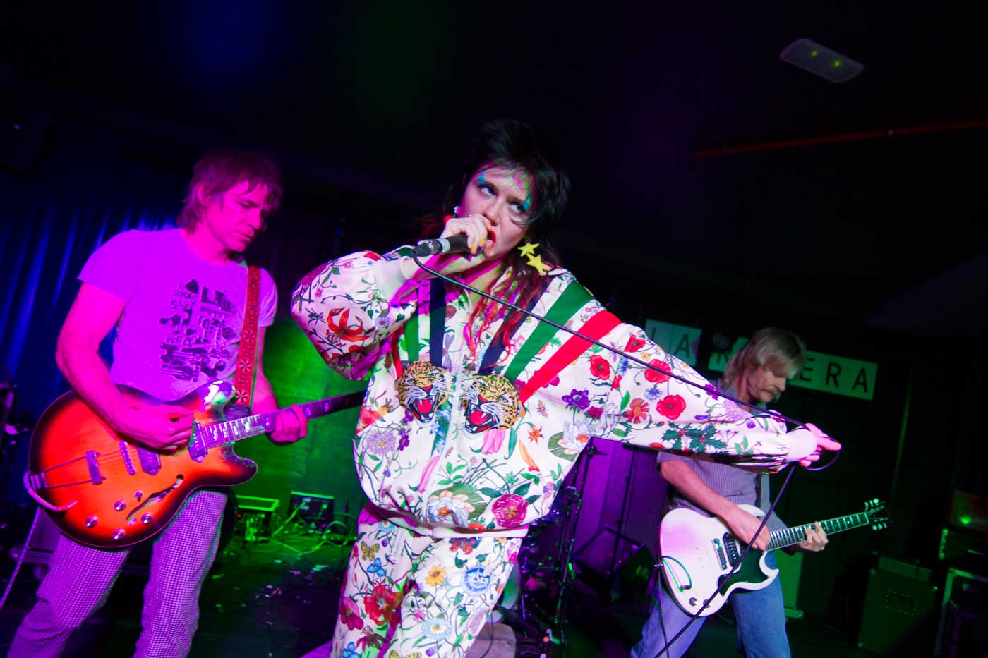 Lo bueno si breve, dos veces punk