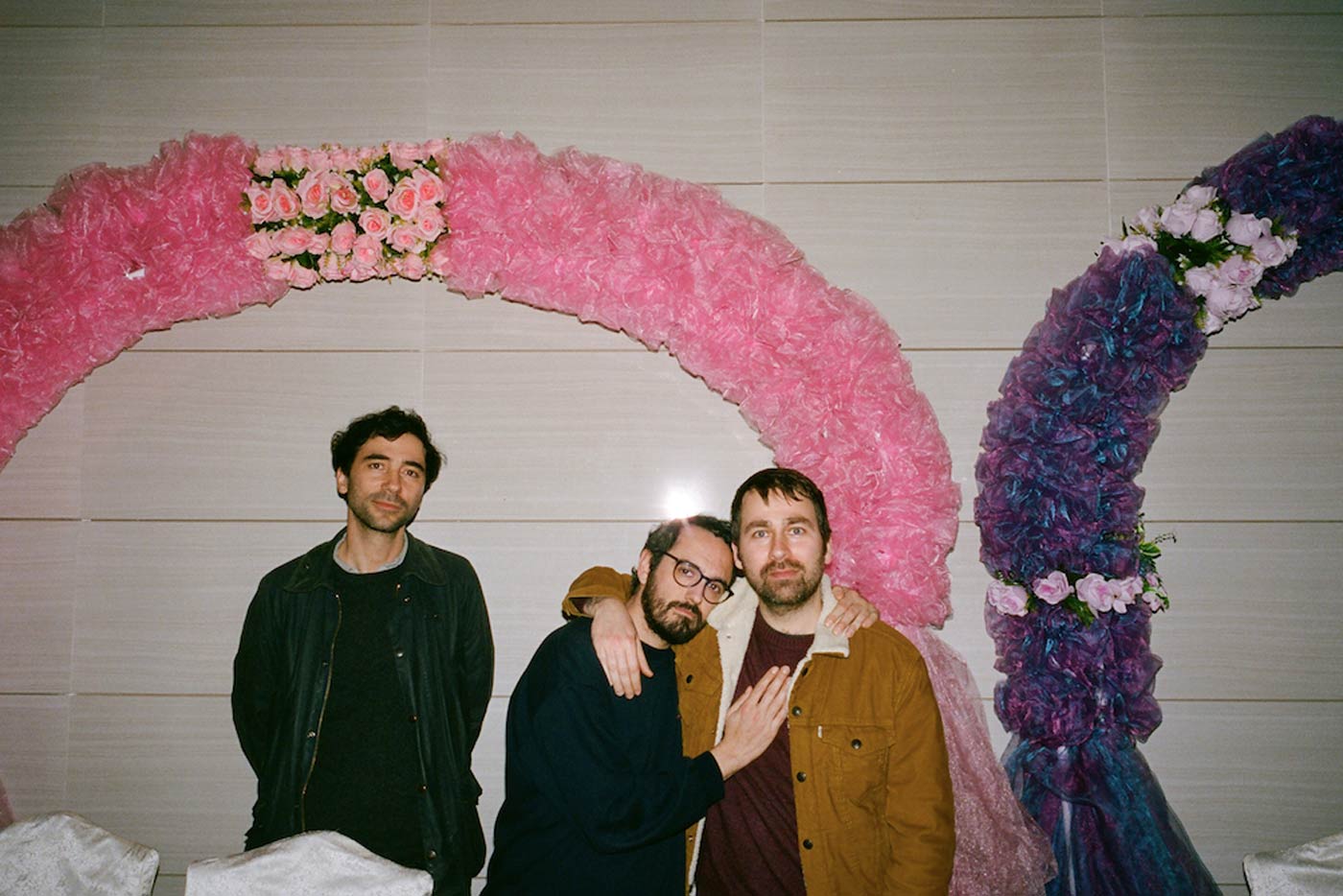 Mujeres estrenan nuevo tema, "Romance Romántico"