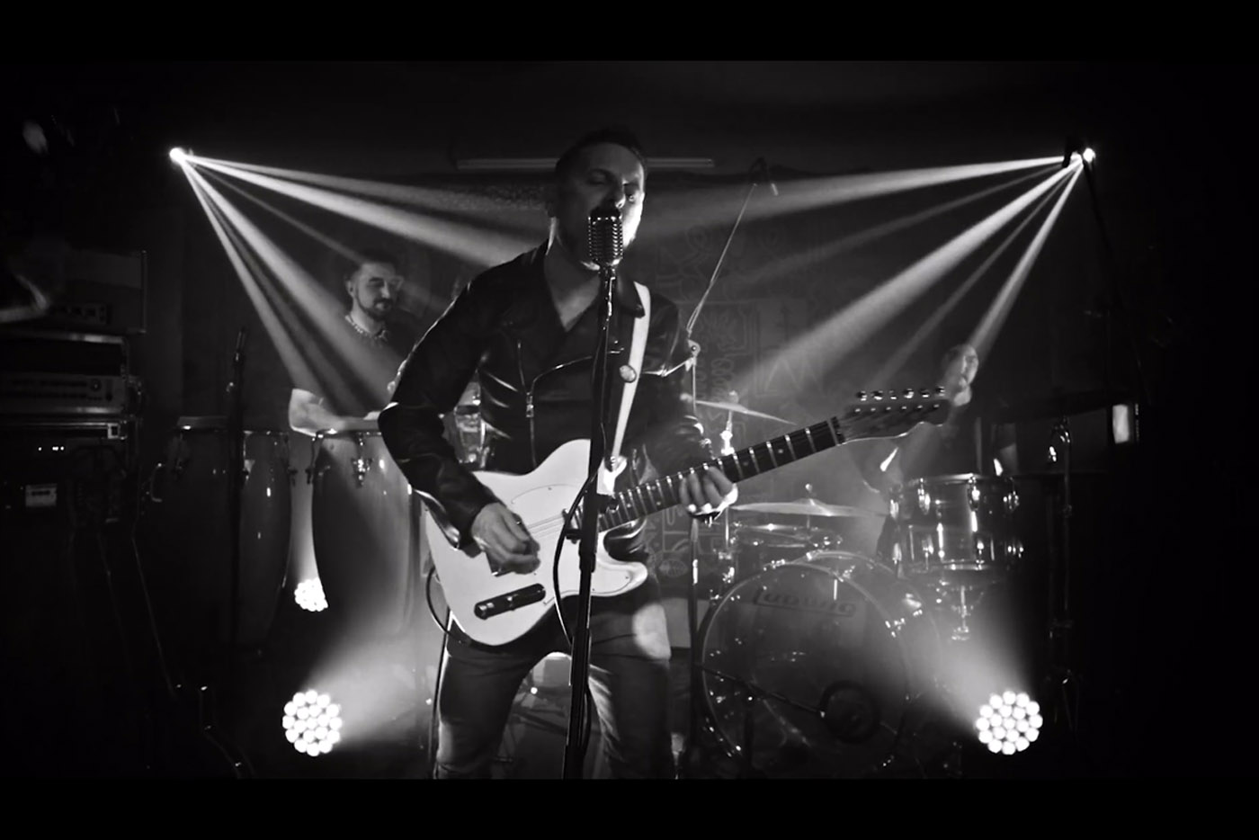 Estrenamos el videoclip de "Extraños" de Black TV