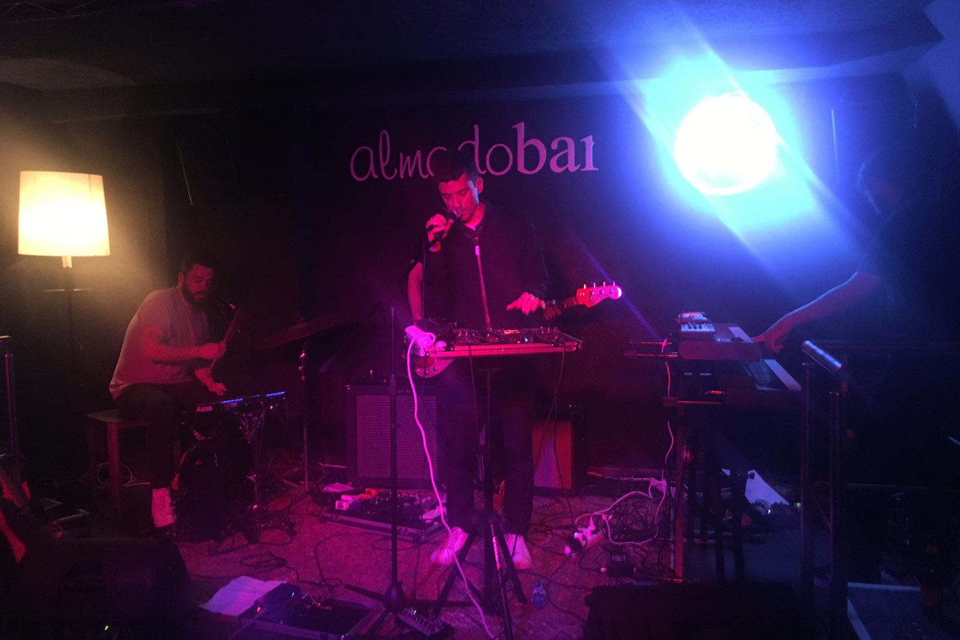 De nubes negras y silencios hechos carne