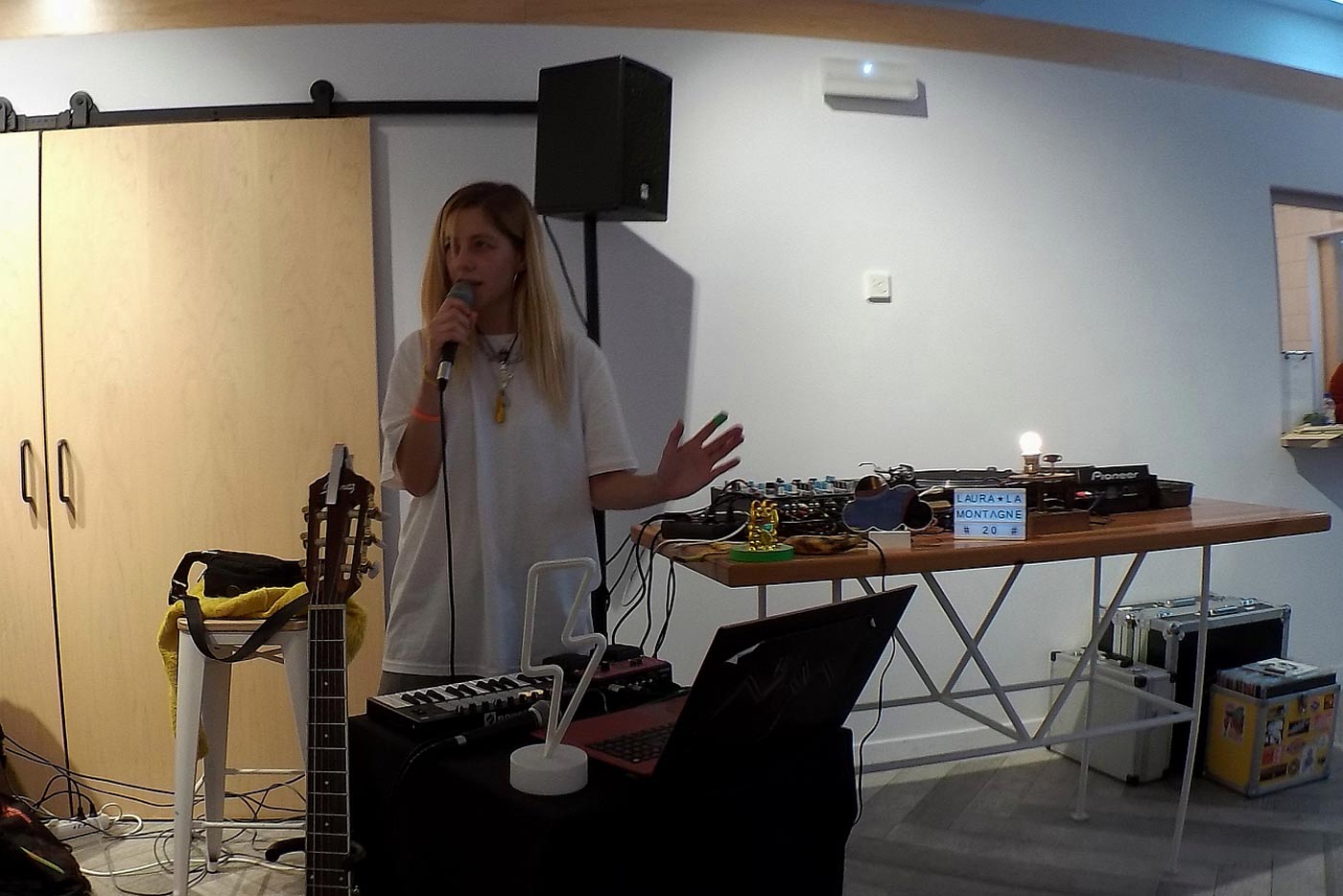 Futuros próximos, raíces profundas