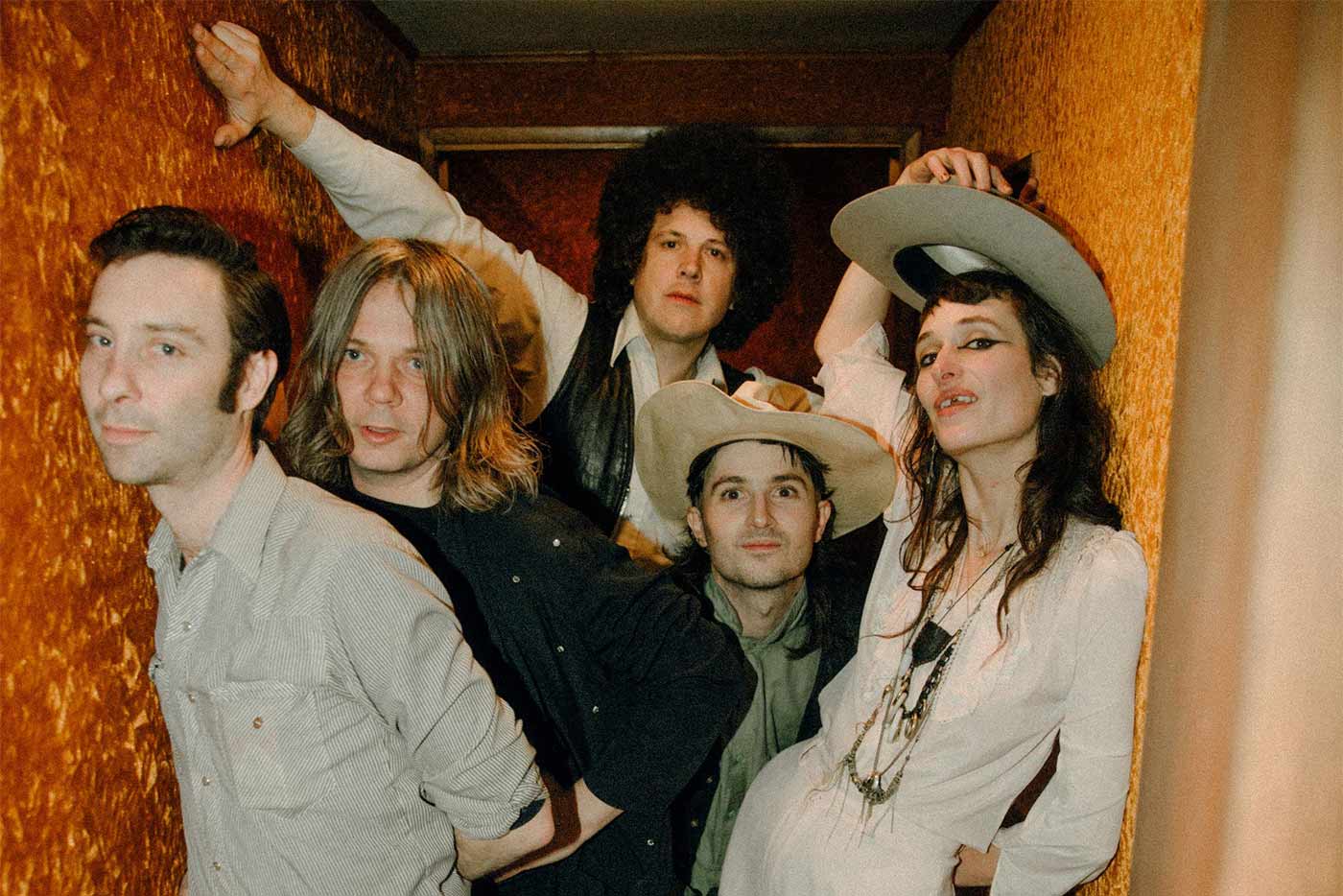 Black Lips fichan por Fire y estrenan single