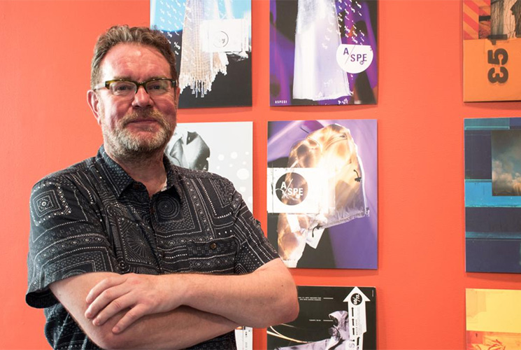 Adiós a Vaughan Oliver, uno de los grandes diseñadores de portadas de siempre