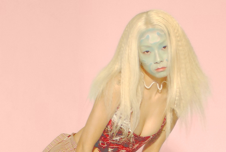 Rina Sawayama anuncia su álbum debut y lanza "Comme Des Garçons"