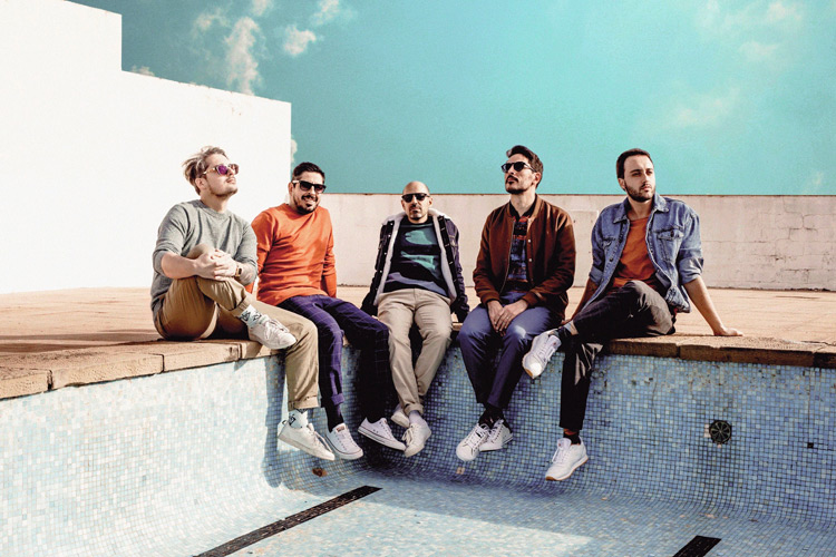 Estrenamos el nuevo disco de Hola Chica, "Marbella"