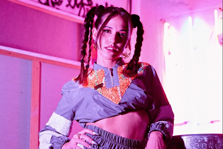 Andrea Dawson da el salto a cantar en español y estrena "Muerdo"