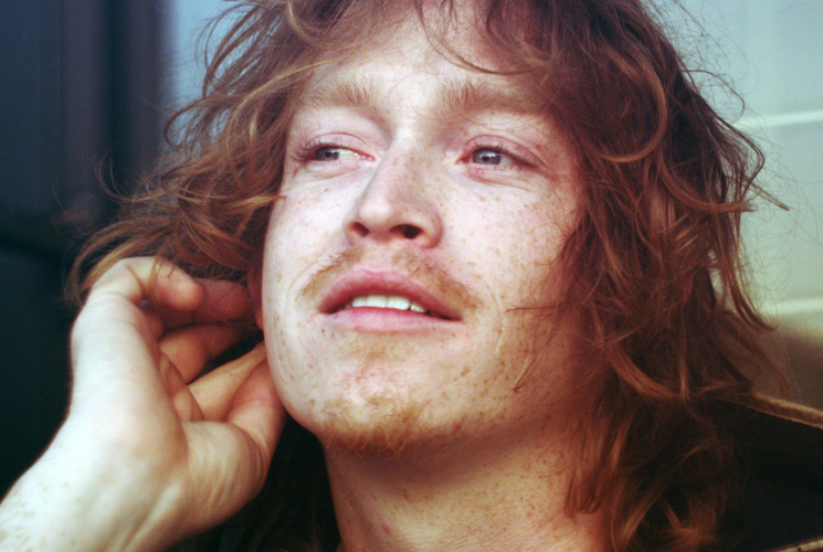 El actor Caleb Landry Jones inicia su carrera musical
