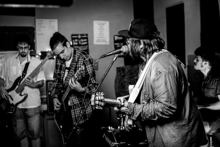 Estrenamos el videoclip del tema "Threads" de Fake Teddy