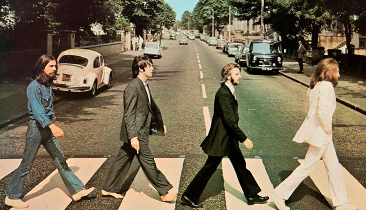 El paso de peatones de Abbey Road se repinta durante la cuarentena