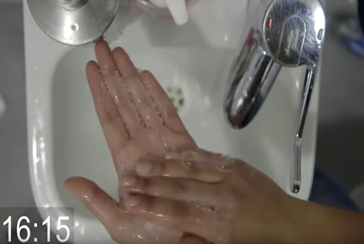 Foals te enseñan a lavarte las manos con el vídeo de "Wash Off"