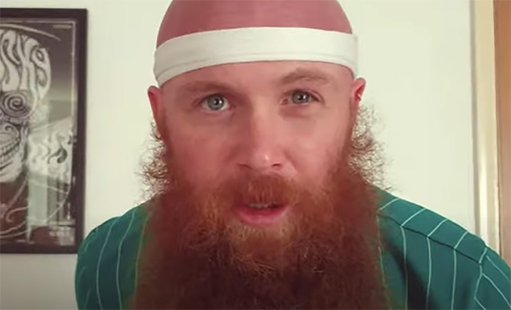 El bajista de IDLES te invita a su clase de aerobic “Get Physical With Dev”