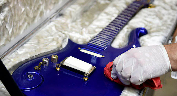 Y 563.000 dólares por la guitarra Blue Angel Cloud 2 de Prince