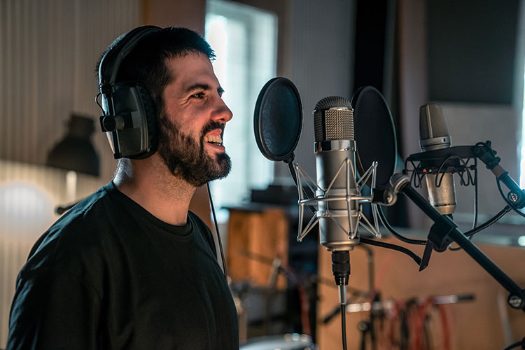 Visitamos a La Pegatina en el estudio de grabación