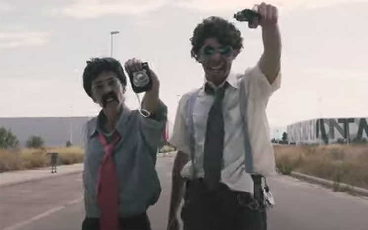 Mueveloreina homenajean a Beastie Boys en "La policía del reggaeton"