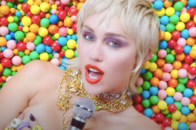 Miley Cyrus se dirige a si misma en el vídeo de "Midnight Sky"