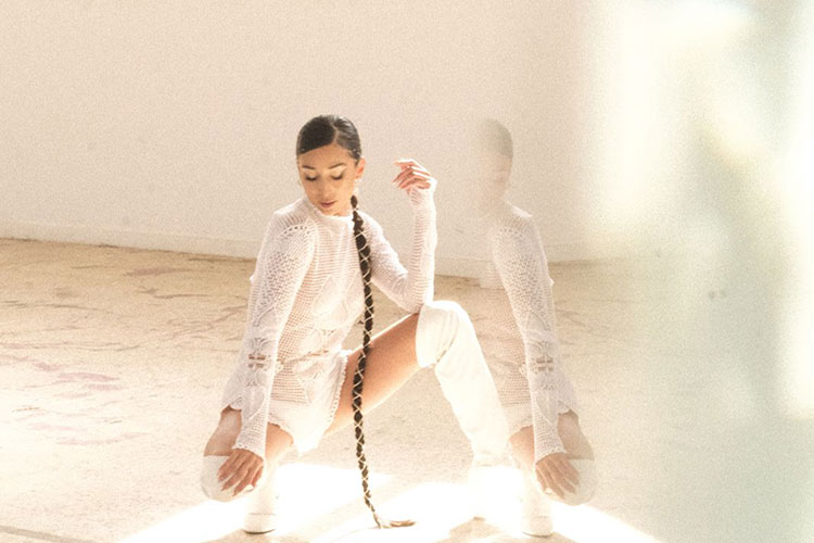 Izah estrena tema y videoclip con "Love Me Better"