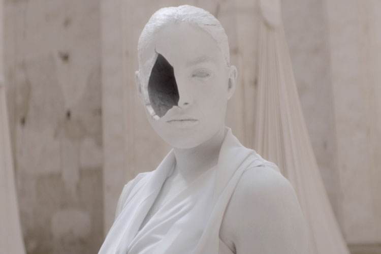 María José Llergo muestra dos caras en "La luz" y "Tu piel"