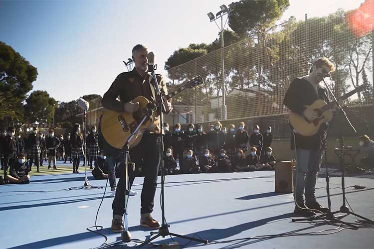 La Habitación Roja cantan "Indestructibles" con el colegio de L'Eliana