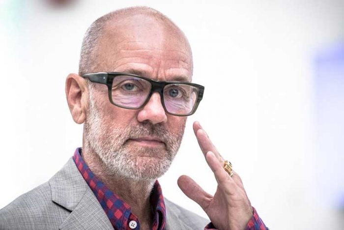 Michael Stipe (R.E.M.) actúa en televisión respaldado por una superbanda