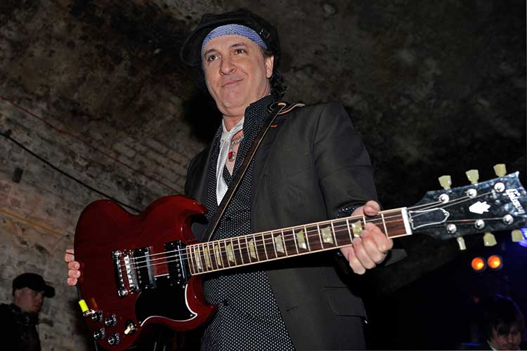 Sylvain Sylvain, guitarrista de New York Dolls, fallece a los 69 años