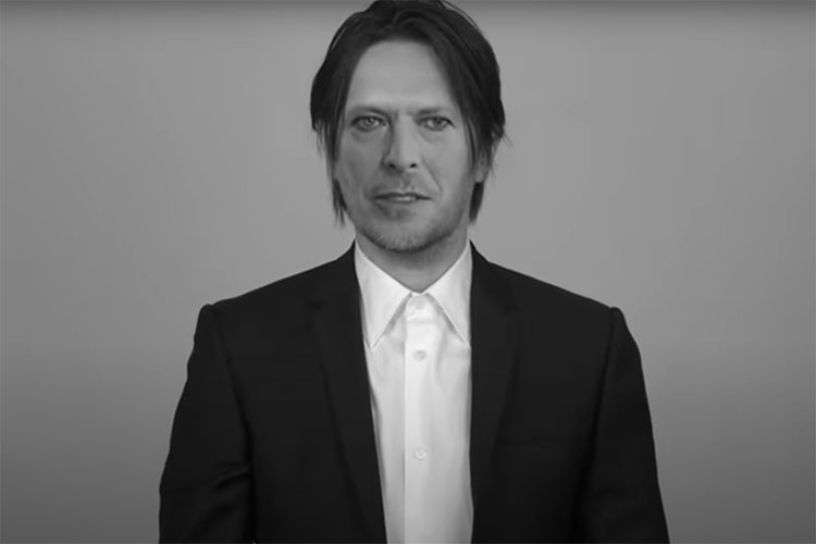 Steven Wilson se convierte en Bowie, Trump o Brad Pitt en el clip de "Self"