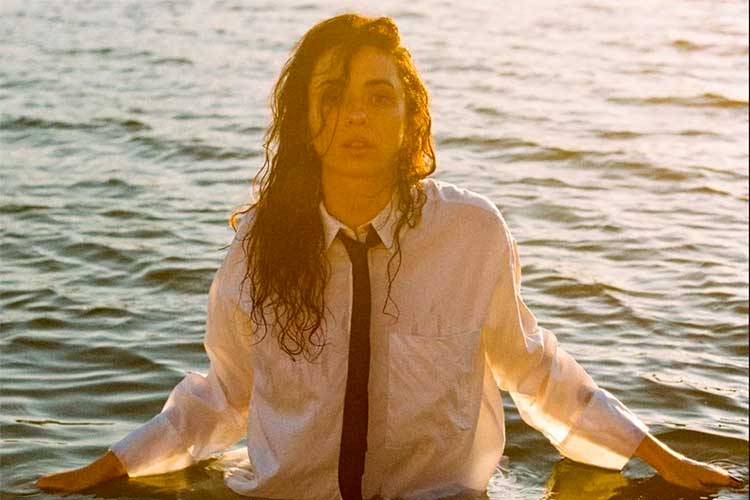 Alice Wonder anuncia la fecha de salida de "Que se joda todo lo demás"