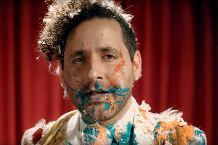 Estrenamos "Gris", el nuevo videoclip de Eduardo Cabra (ex Calle 13)