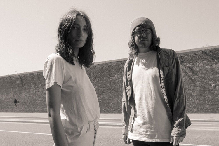 King Hannah versionan "State Trooper" de Bruce Springsteen