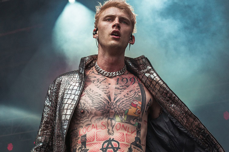 Machine Gun Kelly sufre una descarga eléctrica durante un show