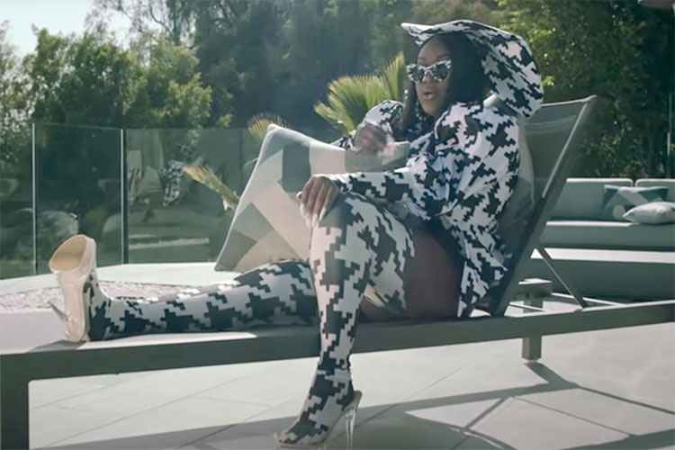 La rapera CupcakKe demuestra quién manda en el videoclip de "Mickey"