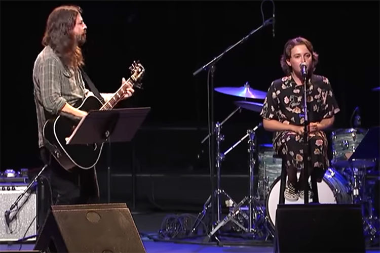 Dave Grohl y su hija Violet versionan "Nausea", un clásico de la banda punk X