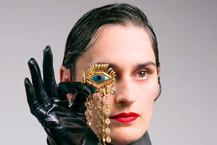 Yelle confiesa que le encanta vestirse de negro en el videoclip de "Noir"