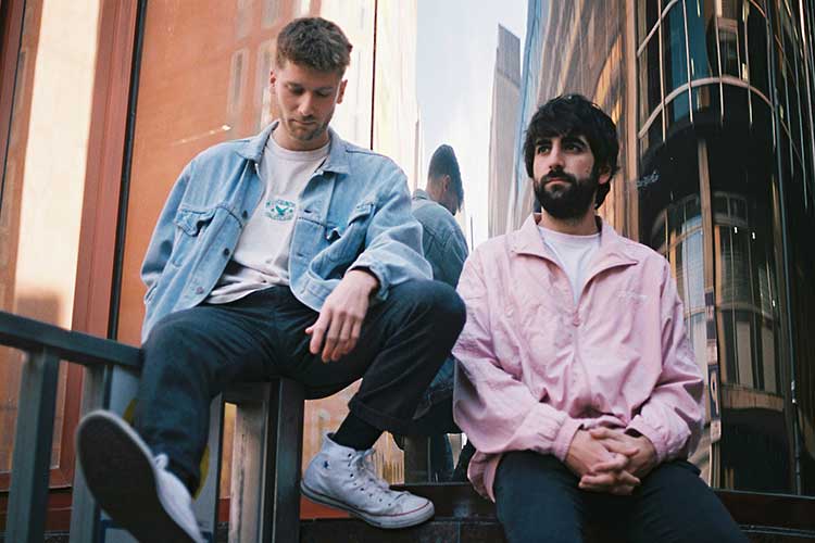 El dúo electrónico B1n0 cuenta con Ferran Palau en su single "BUM BUM"