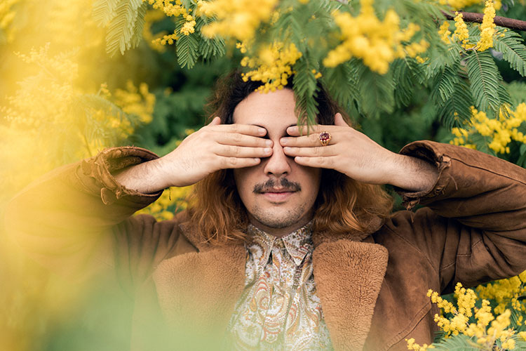 AZUL colabora con bert bert en el single "Gestió emocional de merda"